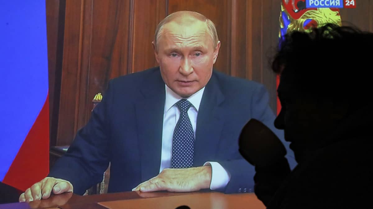 Vladimir Putin puhuu tv-lähetyksessä. 