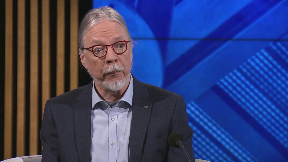 Energiatekniikan professori Juhani Hyvärinen LUT-yliopistosta A-studiossa 13.3.2023. 