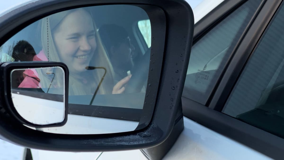 Linnea Valli autossa peilin kautta kuvattuna