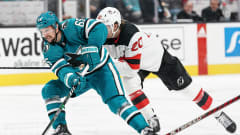 Jääkiekkoilija Erik Karlsson suojaa kiekkoa.