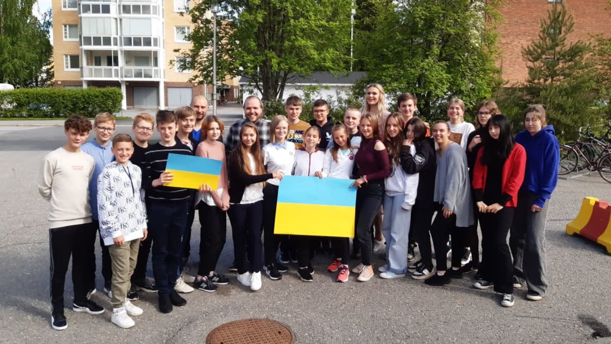 Valmistavassa opetuksessa olleiden ukrainalaislasten ryhmä yhdessä opettajiensa kanssa.