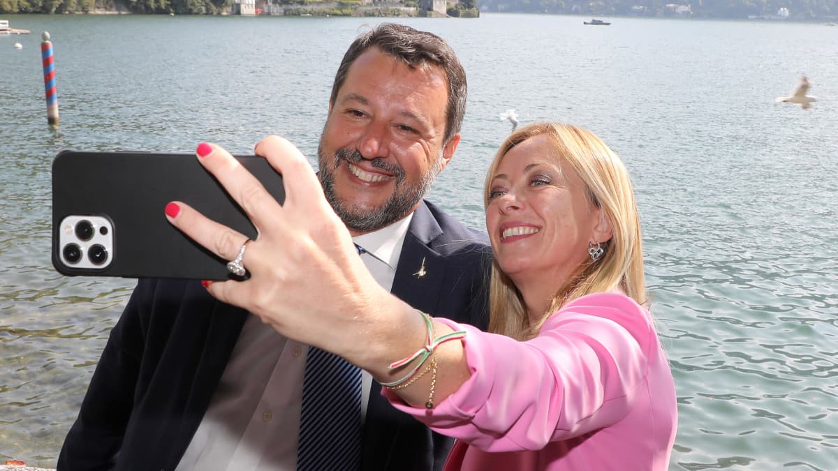 Matteo Salvini ja Giorgia Meloni ottavat selfietä.