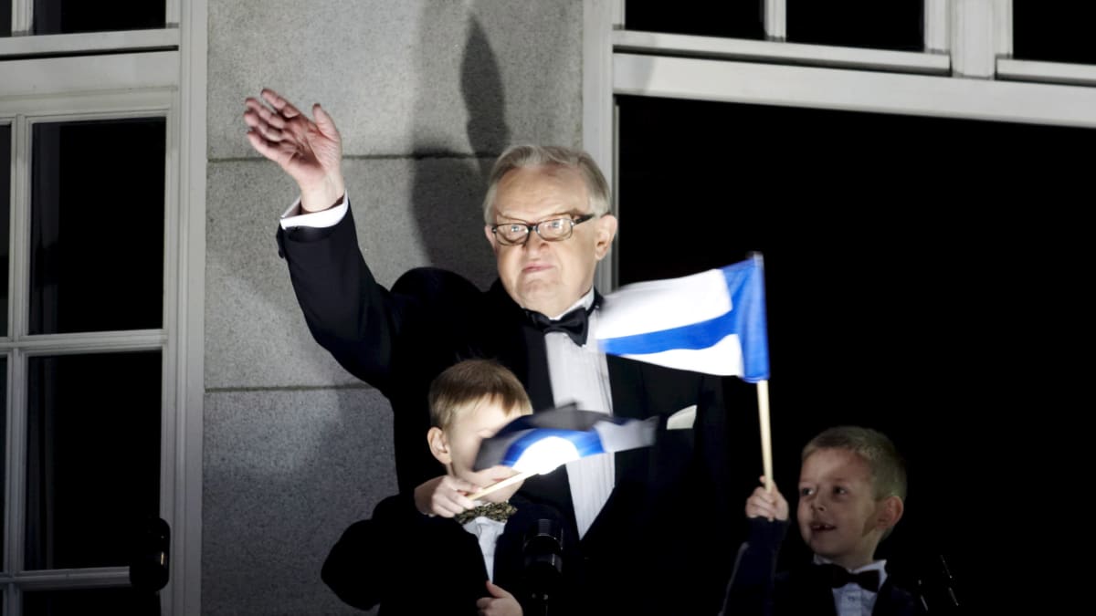 Martti Ahtisaari vilkuttaa parvekkeella.