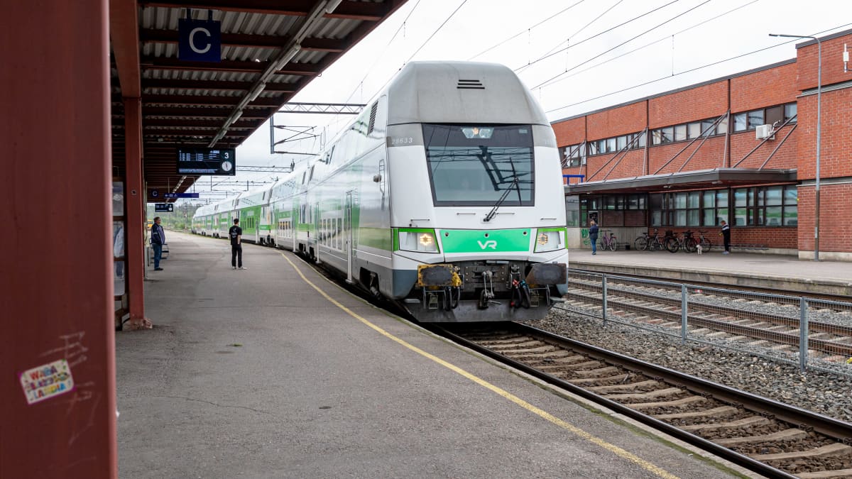 Electrical fault causes train delays of up to  hours | News | Yle Uutiset