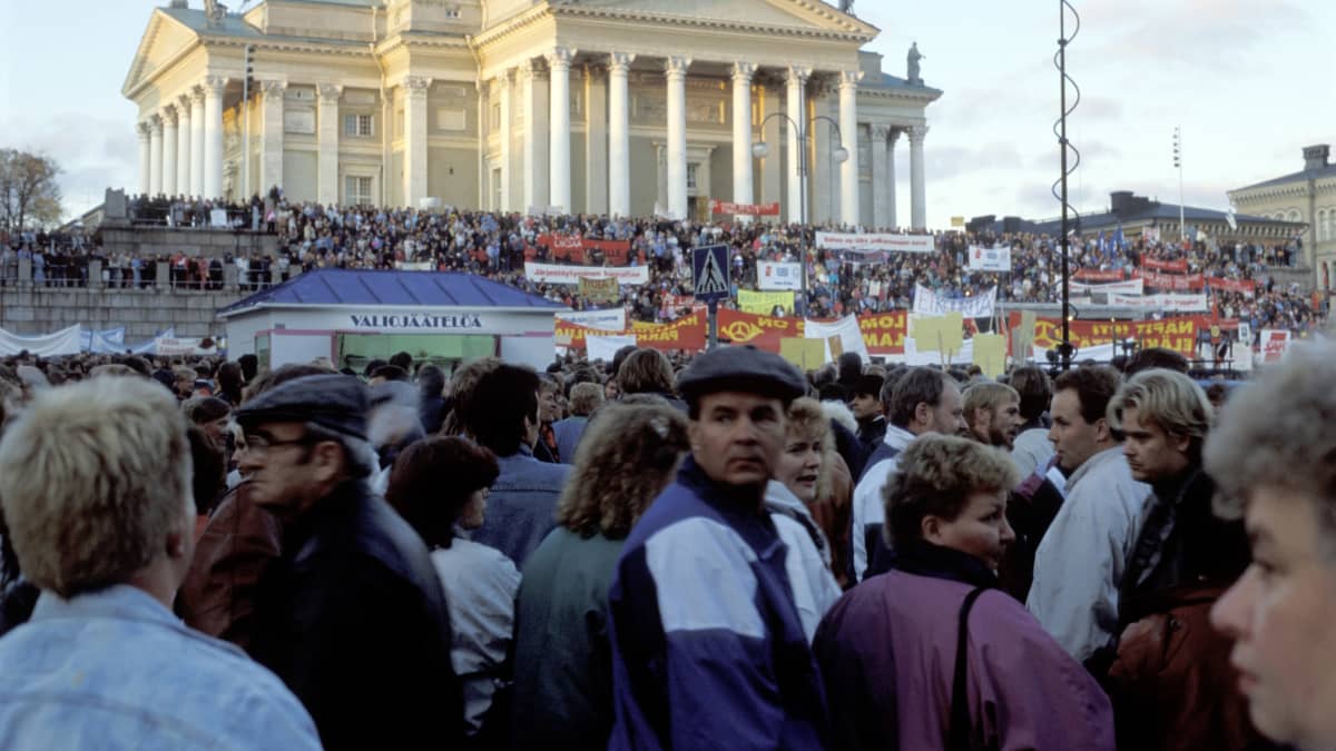 SAK:n järjestämä työttömyyttä vastustava palkansaajien suurmielenosoitus Senaatintorilla 3. lokakuuta 1991.