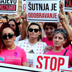 Naiset osoittavat mieltään Bosnia-Herzegovinassa väkivaltaa vastaan.