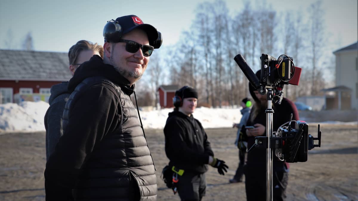 Lapua 1976 -elokuvan ohjaaja Toni Kurkimäki hymyilee kameralle kuvauspaikalla Lapualla.