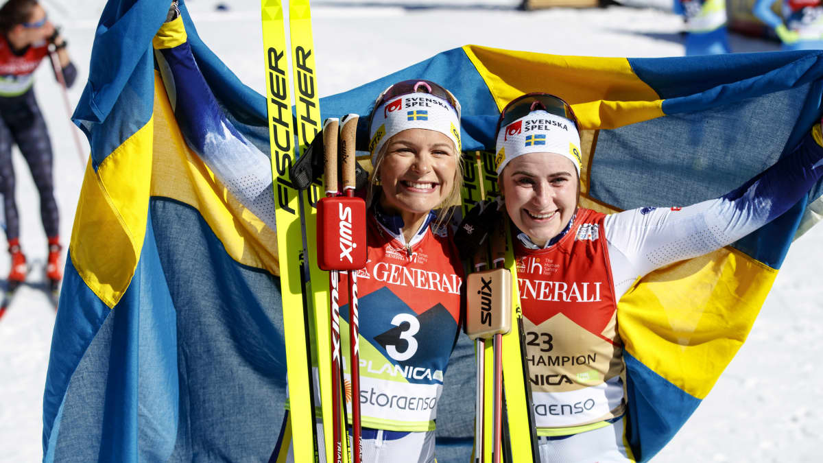Frida Karlsson ja Ebba Andersson juhlimassa.