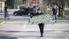 Joni Sarola kantaa surffilautaa.