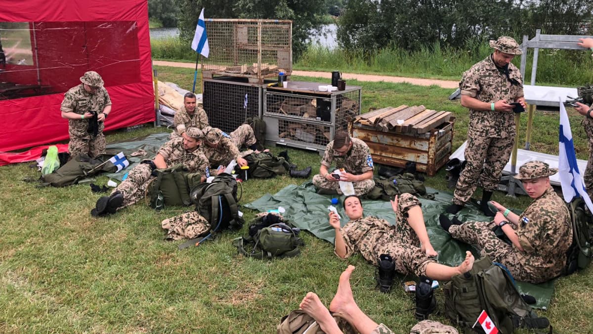  Joukkue taukoilee Nijmegen-marssilla vuonna 2019.