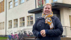 Carita Maisila Marttilan kunnanviraston edessä. 