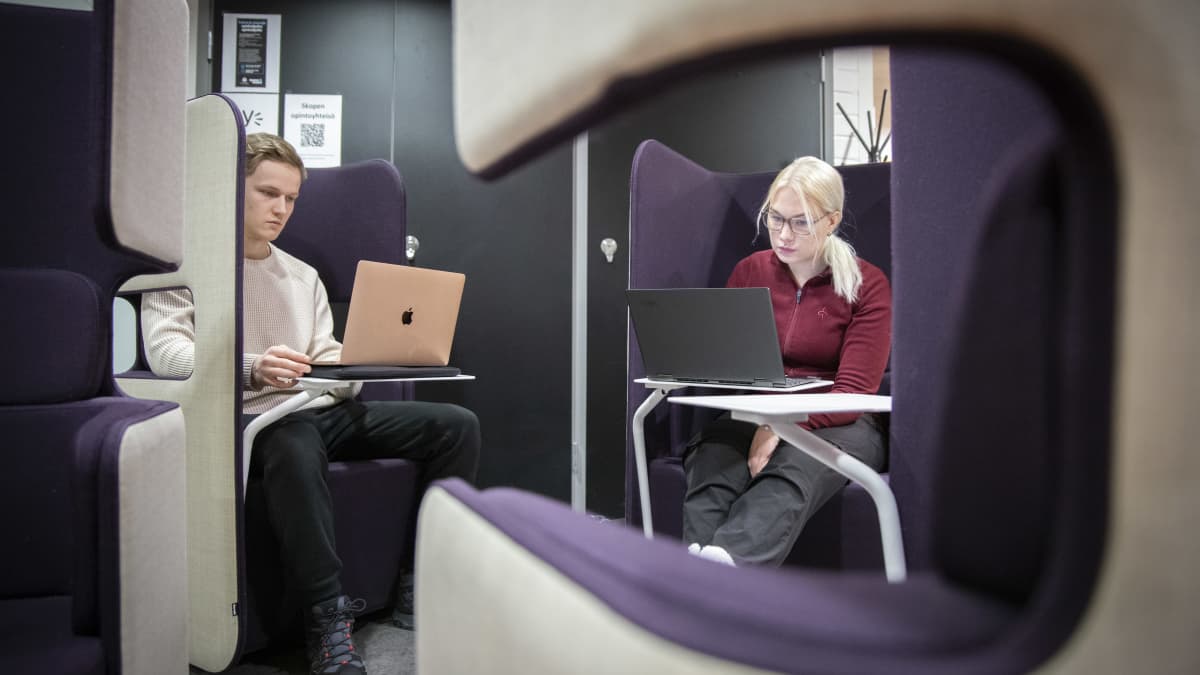 Topias Laivamaa ja Miina Eskelinen opiskelevat läppäreidensä äärellä.