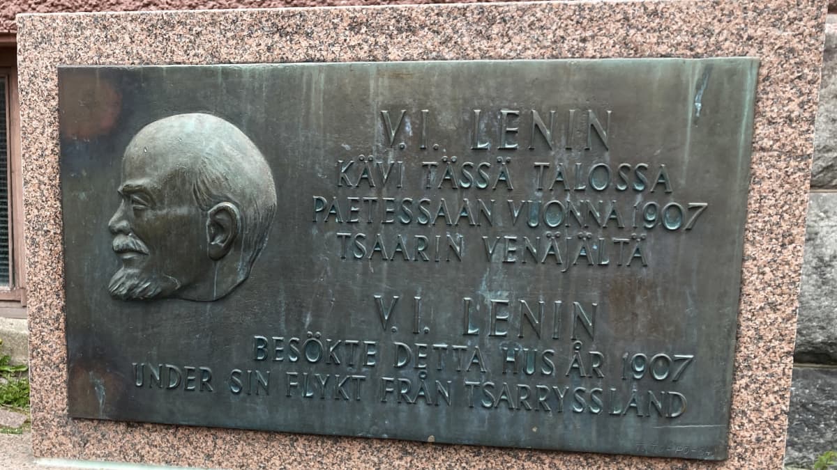 V.I. Leninin muistolaatta Turun Taidemuseomäessä.