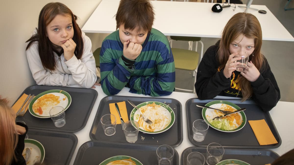 Lumi-Julia Gröhn, Essi Tuononen ja Siiri Rautiainen istuvat ruokalassa lähes tyhjien lautasten äärellä.
