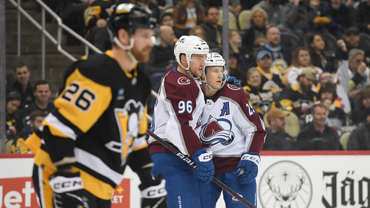 Nathan MacKinnon ja Mikko Rantanen kuvassa.
