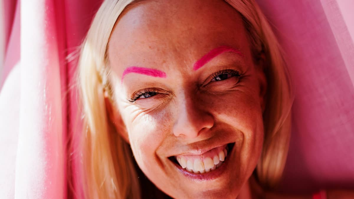 Johanna Marjomaa vaaleanpunaisessa kodissaan Helsingin Kalliossa kesäkuussa.