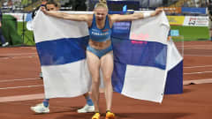 Wilma Murto tuulettaa Suomen lipun kanssa.
