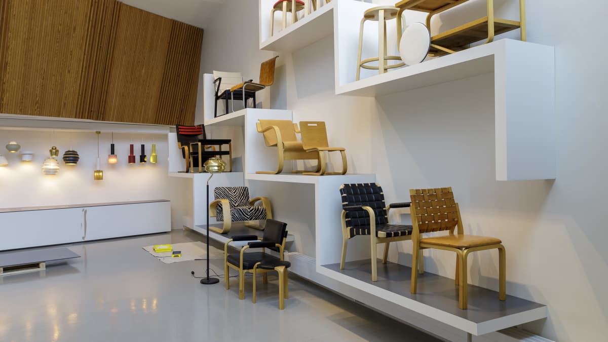 Näyttelyssä olevia tuoleja Alvar Aalto-museosta.