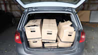 Laatikoita auton takakontissa.