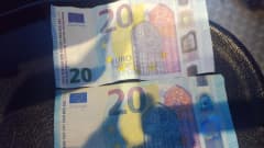 Kaksi kahdenkymmenen euron seteliä, joista ylempi on elokuvarahaa ja alempi aito.