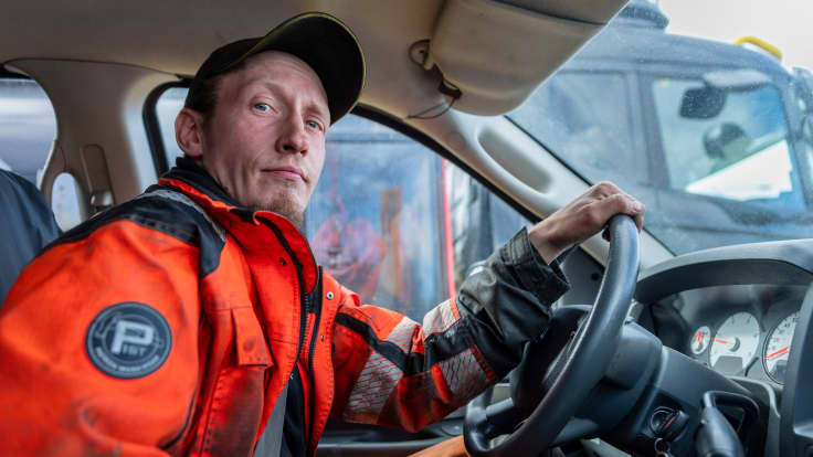 Jani Kleemola istuu ratin takana autossa.