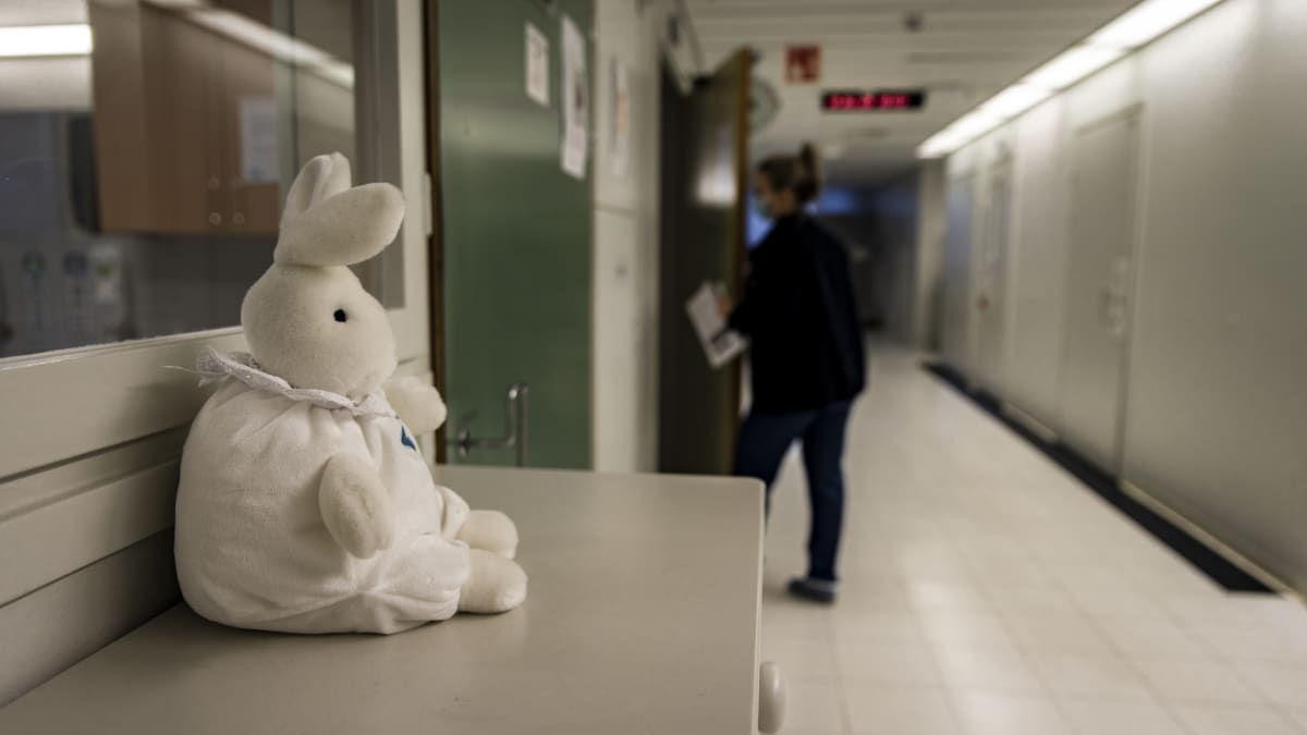 Oulun yliopistonsairaalassa lastenlelu katselee käytävään päin missä hoitaja kävelee