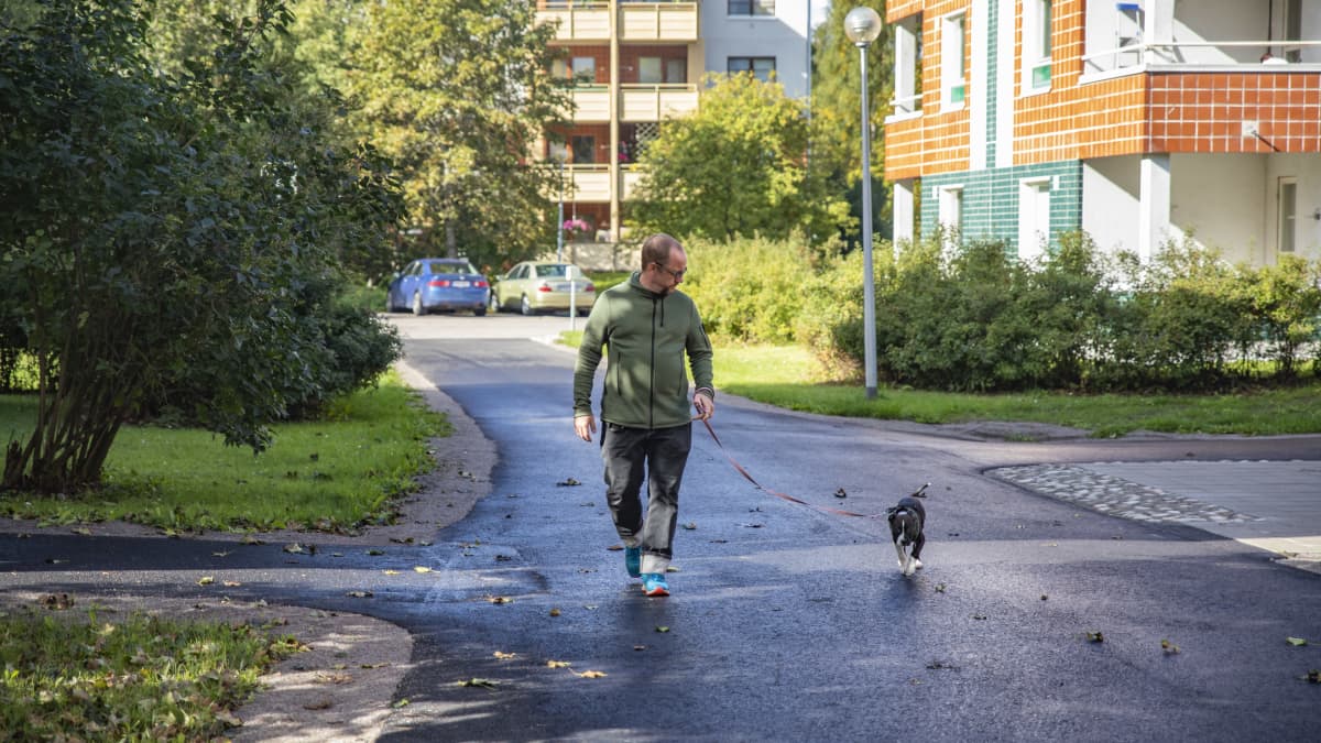 Janne Keinänen taluttamassa Pipsa-koiraansa.