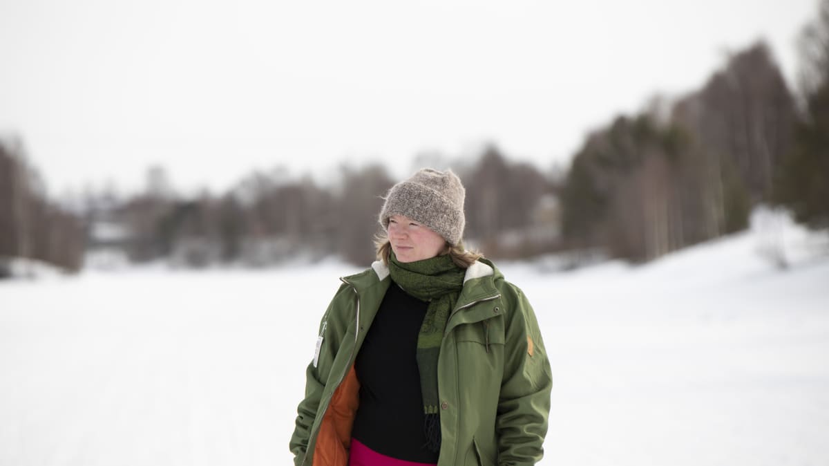 Maria Karnola kävelee joen jäällä Rovaniemellä