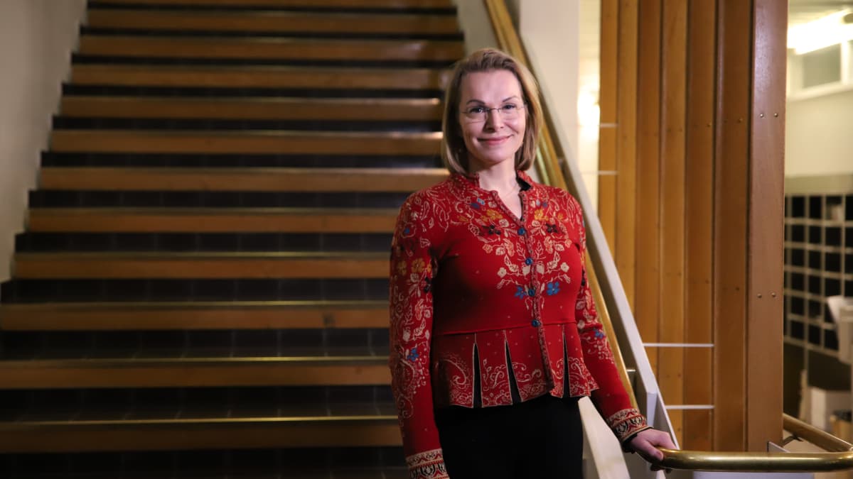 Ulla-Kirsikka Vainio portaissa