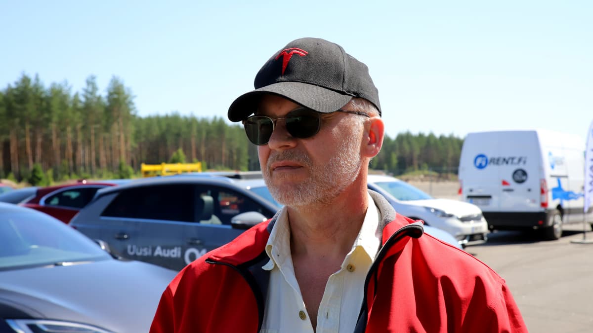 Taksikuski Hannu Rasi Kuhmalahdelta, kasvokuva, aurinkolasit päässä