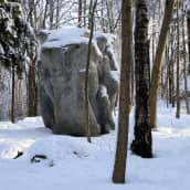 Iso Kivi teos Lanupuiston metsässä, talvi.