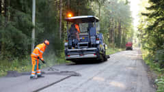 Soratietä kunnostetaan uudella päällysteellä.