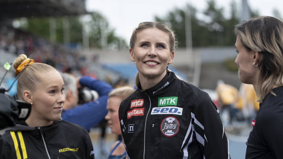 Kristiina Mäkelä, Jessica Kähärä ja Senni Salminen juttelevat Lahden stadionilla.