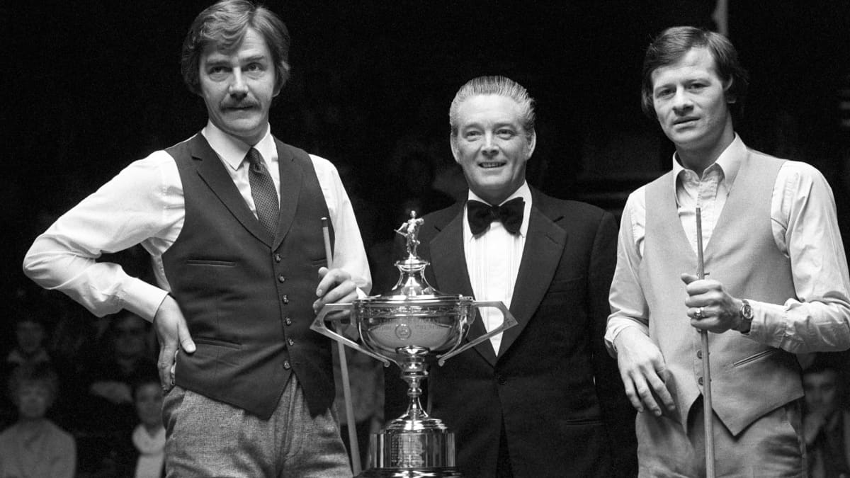 Cliff Thorburn (vas.) ja Alex Higgins (oik.) kohtasivat vuoden 1980 MM-finaalissa Crucible-teatterissa. Thorburn voitti mestaruuden erin 18–16.