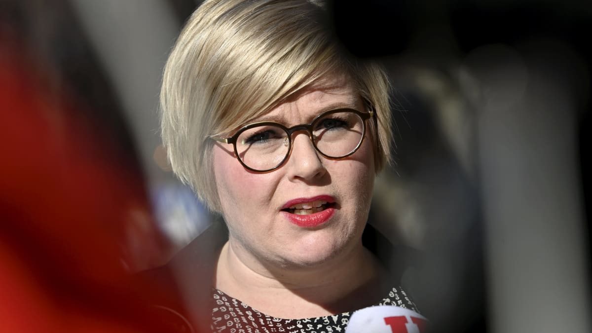 Finansminister Annika Saarikko på pressträff.