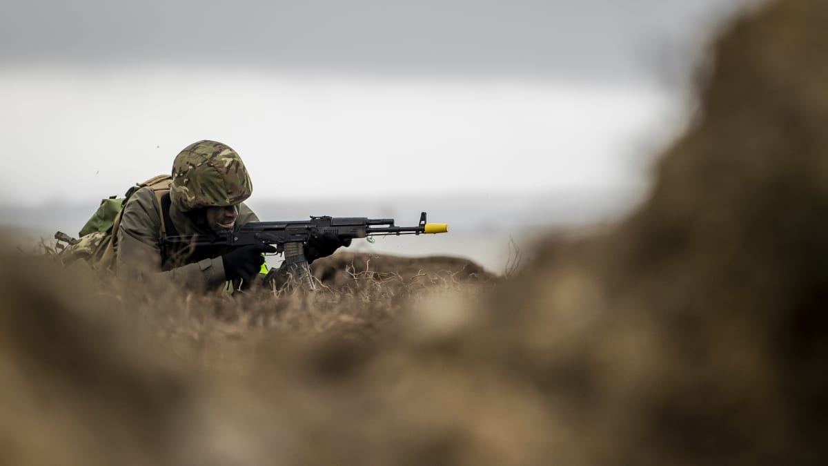Hollantilaiset merijalkaväen sotilaat kouluttavat ukrainalaissotilaita Britanniassa, Operaatio Interflexissä. Kuva on 10. helmikuuta, 2023.