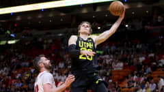 Lauri Markkanen donkkaa. 
