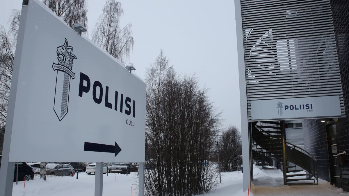 Iso kyltti, jossa lukee "poliisi Oulu" ja nuoli oikealle. 