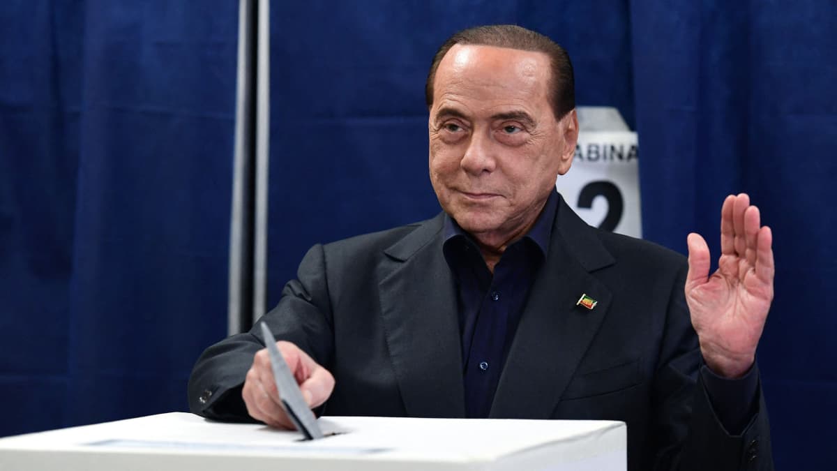 Silvio Berlusconi äänestämässä.