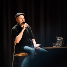 Kuvassa Herttoniemen yhteiskoulun opettaja haastattelee Helsingin Sanomien toimittajaa.