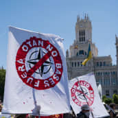 Naton vastustajat kantavat sotilasliittoa vastustavia kylttejä Madridissa.