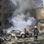 Palomiehet työskentelevät raunioiden keskellä.