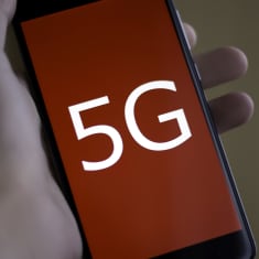 Mobiltelefon med tecknen 5 och G på skärmen.