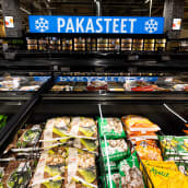 Vihanneksia kaupan pakasteosastolla.