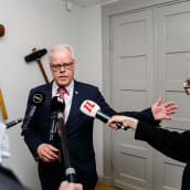 Jukon puheenjohtaja Olli Luukkainen puhui medialle.