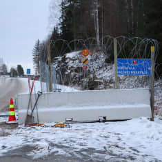 Kulku Niiralan rajatarkastusasemalle on estetty piikkilanka-aidalla.