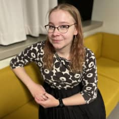 Henkilökuva hymyilevästä lukiolaisesta. 