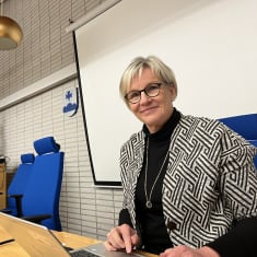 Pelkosenniemen kunnanjohtaja Päivi Vauhkonen kuvattuna valtuustosalissa marraskuu 2023
