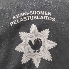 Keski-Suomen pelastuslaitoksen logo työtakin selässä.
