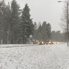 Autot ajavat peräkkäinen talvisessä säässä.